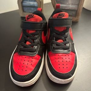 Nike court borough low 2 black/red